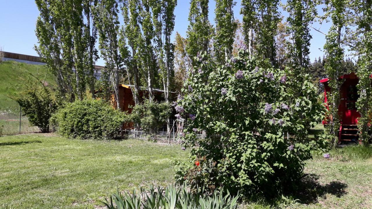 Provence Roulottes Hotel Barbentane Buitenkant foto